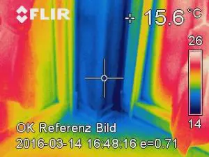 Wärmefoto von Ecke mit Fenster